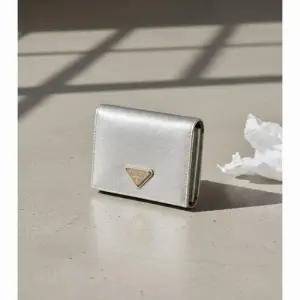 MUST IT_ 26SS 사피아노 삼각로고 여성 반지갑 1MV204 QHH F0846