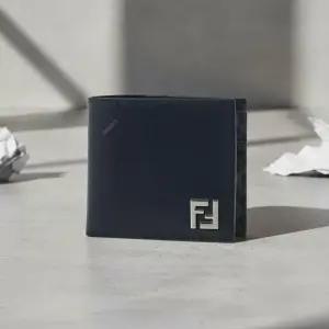 MUST IT_FW25 남성 FF 로고 반지갑7M0356 AFF2 F0GXN