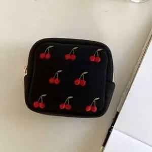 ( )폭신폭신 체리 자수패턴 미니 파우치 (F167) 블랙_24994981