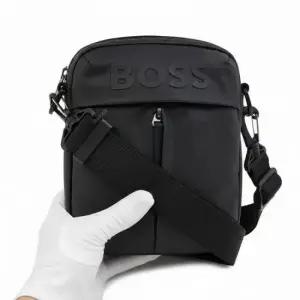 MUST IT_FW25 남성 톤온톤 로고 크로스백50516893 001