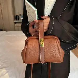 구조형 플랩 포인트 미니 토트백