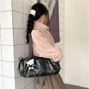 시크한 리본 숄더백 넉넉한 수납 캐주얼 데일리