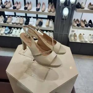 [엘칸토]엘칸토 HC10 여성8cm아이보리슬링백 LCWW41U52639 (49067950)