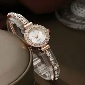 클로에 슬라이드 여성 손목시계 화이트 여성시계 여자시계 손목시계 패션시계