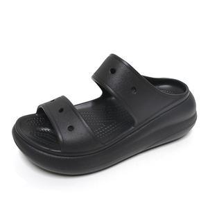 [크록스] 클래식 크러쉬 플랫폼 키높이 여성 샌들 슬리퍼 블랙 207670-001