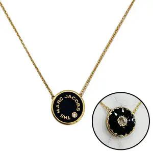 [마크제이콥스][명품] 마크 제이콥스 23SS 마크제이콥스 메달리온 팬던트 목걸이