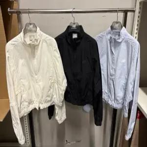 뉴발란스 에센셜 후디드 우븐자켓 W BB NBNAGCW202 10 19 51