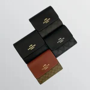 코치 시그니처 3단 플랩 블랙 반지갑 71079175