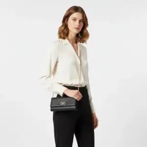 SALVATORE FERRAGAMO 26SS 체인 간치니 월렛 220636 770374)