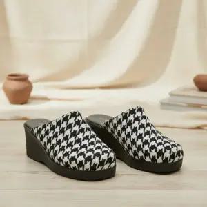 [옷자락]여성 하운드투스 통굽 웨지 슬리퍼 미들힐