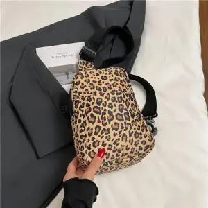 여성용 캐주얼 대용량 아웃도어 브래지어 호피 크로스백 패피5