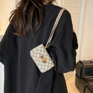 여성 여름용 체인 슬림핏 비주얼 겸 미니백 숄더 스퀘어백 패피2