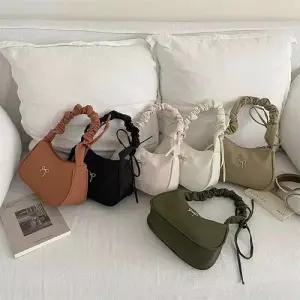 여성 봄 숄더백 트렌드 슬림핏 셔링 패피1