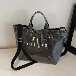 여성 캐주얼 가방 예쁜 종이 PVC 크로스 백 블랙 여자크로스백