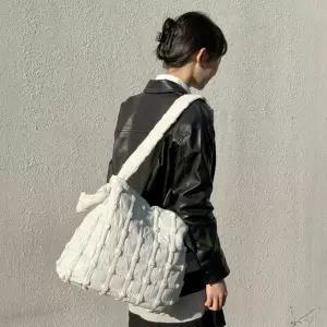 브랜드백 여성 패딩 숄더여자가방 겨울 큰가방 쇼퍼 보부상 크로스 대학생 여대생 천가방 휘뚜루마뚜루