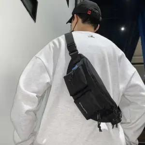 캐주얼 데일리 커플 가방 블랙 학생 데이트 패션 코디 크로스가방스타일