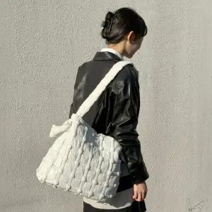 브랜드백 여성 패딩 숄더쇼퍼백 보부상가방 크로스 여자 대학생 여대생 천가방 휘뚜루마뚜루 겨울 큰가방