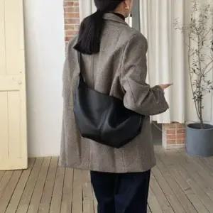 여성 하프문 데일리 크로스백 캐주얼스타일 무지백 여성백팩 여성가죽백팩