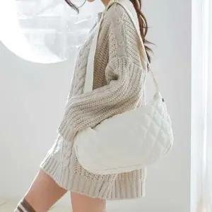 투웨이 퀄팅 소재 숄더 크로스백 데일리 패딩가방 스트랩크로스백 30대크로스백