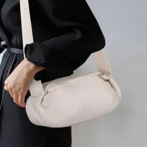 CH63005S) 직장인 여성 학생 스몰 패션잡화 슈베어 버킷백 구름백 잡화 겨울 스몰 패딩