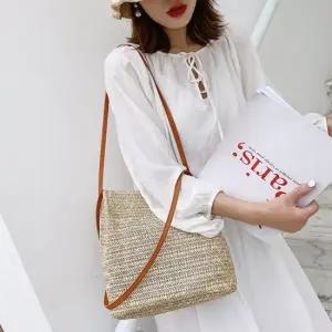 화이트 브라운 여자가방 여자왕골스퀘어숄더백 스트랩