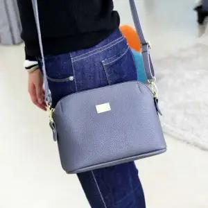 아담하고 귀여운 여성 데일리백 외출 패션 크로스백