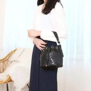 브이라인 퀄팅 블랙 골드 포인트 토트백 버킷백 가방