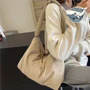 가볍고 실용적인 일상용 숄더백 베이지 색상 여성숄더백 데일리백 데일리가방 출근가방