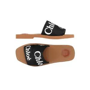 [명품] 26SS 우디 로고 스트랩 샌들 블랙 CHC22U188Z3 001