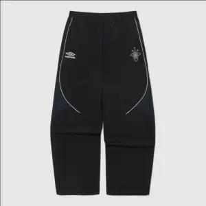 엄브로 HBL 네오 브릿 컬러블록 와이드 조거 2WAY 셋업 팬츠 /  BLACK UR123CPT22