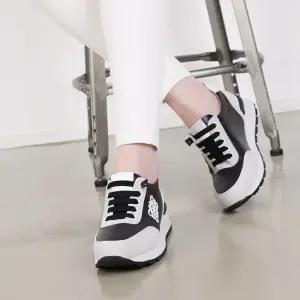 [디아슈즈]와이 소가죽 여자슬립온 밴딩끈 스니커즈 4cm