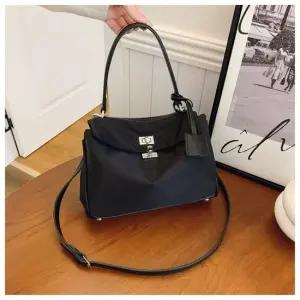 클래식 프리미엄 스퀘어 락 토트 크로스백