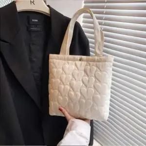 누비 작은 패션 여성 가방 인기 하트 쇼퍼백 손가방 20대 토트백 캐주얼 여성 여자 숄더백 데일리백