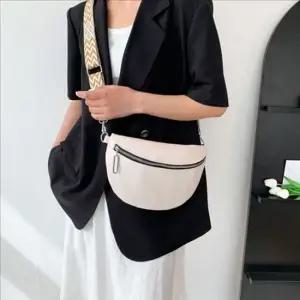 와이드 여성 크로스 백 데일리 여성 가죽 가방 슬링백 반달