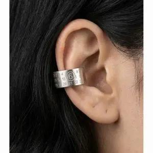 MM6 26SS Numeric 이어 커프 (SM6VG0113 P6469 951)