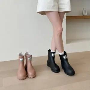 여자 데일리룩 스타일리쉬 숏 레인부츠