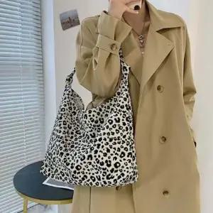 여자 직장인 오피스 룩 보조 가방 호피 에코 숄더 백