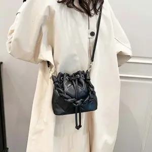 URB717 여성 미니 꽈배기 복조리 숄더 크로스백 가방 여자크로스백 여성캐주얼백