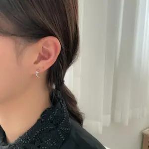 [옷자락]여자 사계절 변색없는 써지컬스틸 큐빅 달 피어싱