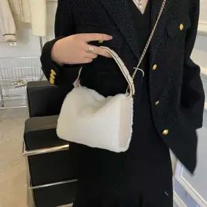 여성 도트백 체인가방 퍼 모던스타일 예쁜 겨울가방 다이어리케이스