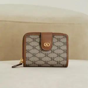[헤지스](센텀시티점)[헤리아토] H장식 브라운 시그니처 패턴 가죽 반지갑 (지퍼 동전수납) HIWA5E835W1
