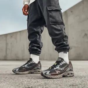 [미즈노] 웨이브 라이더 10 블랙 샌드 커피 남자 여성 런닝화 운동화 D1GA243112