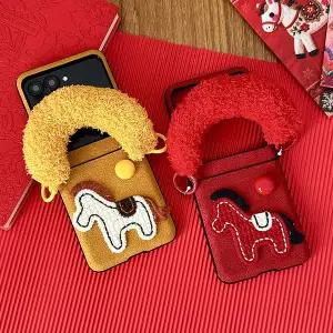 [유니커블]갤럭시 z플립 7 6 5 4 3 귀여운 포니 말 자수 데코덴 뽀글이 털 퍼 스트랩 하드 케이스 제트플립