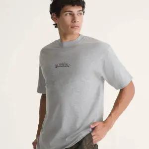 [반스](천안아산점)VANS 반스 VN000SR3ATH 버클드 반소매 티셔츠 남여공용 반팔티