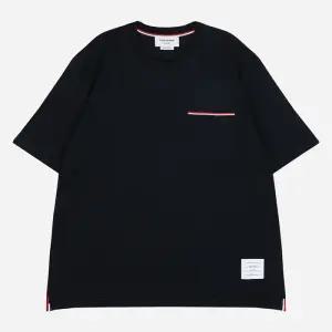 톰브라운 포켓 밀라노코튼 라운드 오버핏 반팔 티셔츠 네이비 MJS183A 07323 415 121600666