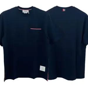 톰브라운 포켓 밀라노코튼 라운드 오버핏 반팔 티셔츠 네이비 MJS183A 07323 415 123479203