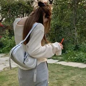 트렌디 실버 하프문 레더 버클 여성 숄더 크로스백