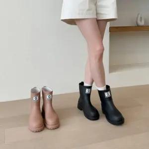 [옷자락]여자 데일리룩 스타일리쉬 숏 레인부츠