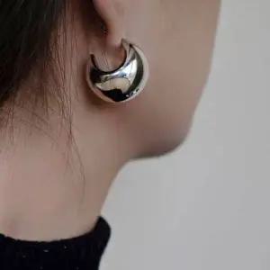 [하프클럽/]대담한 스퀘어라인 귀걸이 볼드 은침 귀걸이팝