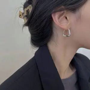 [하프클럽/]트라이앵글 귀걸이 심플 무지 삼각형패션 이어링